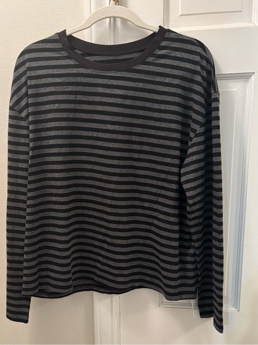 Lilycoco Striped Long Sleeve Top - Black & Gray
Size Large